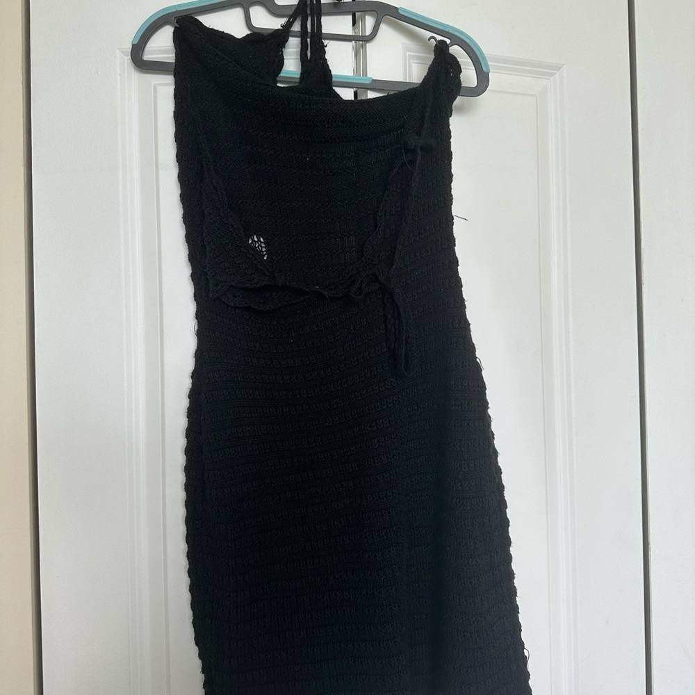 Tie around the neck crochet dress.